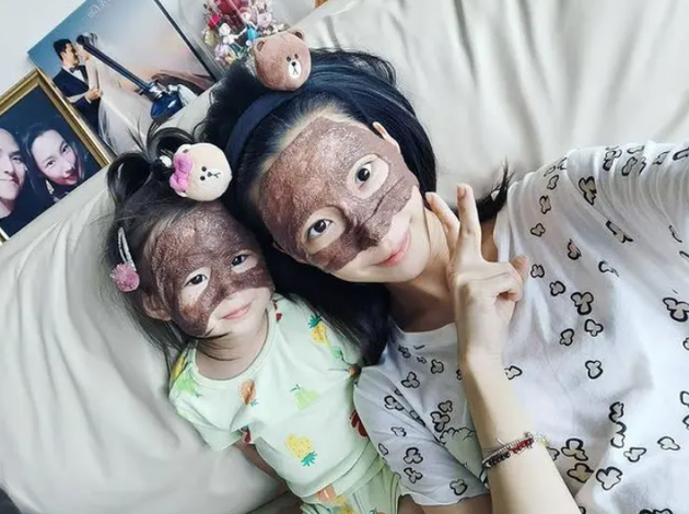 &nbsp;赌王三房儿媳妇齐娇晒娃