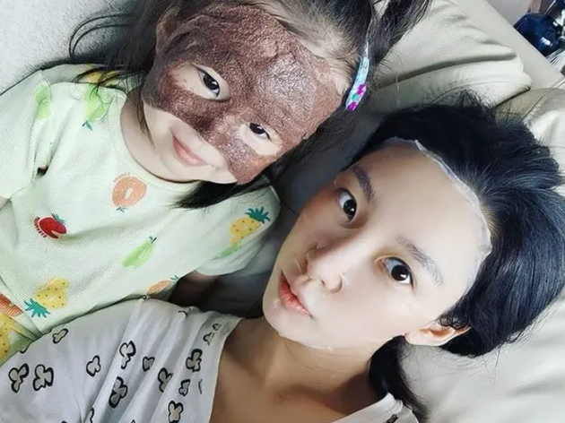 &nbsp;赌王三房儿媳妇齐娇晒娃